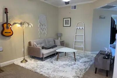 Image de Lavish 2bed apt w/great location/Gym/fully stocked