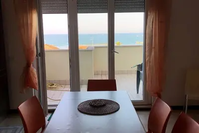 Sea View Penthouse 3 bedrooms 2 two bathrooms, 4 min walk to the beach