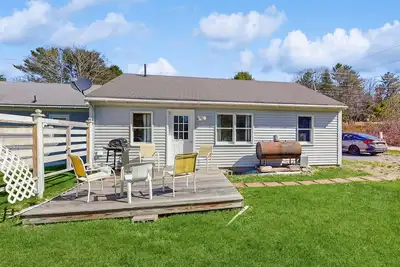 Image de Charming, single-level getaway with a full kitchen, fast WiFi, & grassy yard