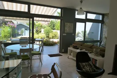 Image de Maison Appartement lumineuse, moderne et climatisée avec agréable jardinA