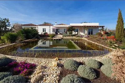 Image de Luxurious vacation home with natural pool and sea view