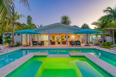 Image de Coconut Cottage | Home on Lido Key w/ Private Heated Pool/Spa, Walk to Lido Beach & St. Armands!