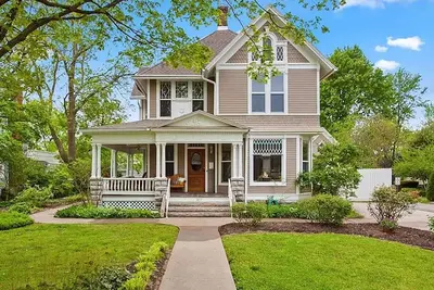 Image de Downtown Victorian Home - 1 Block from the Bentonville Square