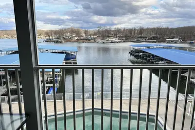 Image de Lake Lodge Condo overlooking The swimming pool and the Lake of the Ozarks