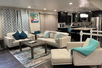 Image de Modern 5 bedroom Home w/ stunning Mountain Views
