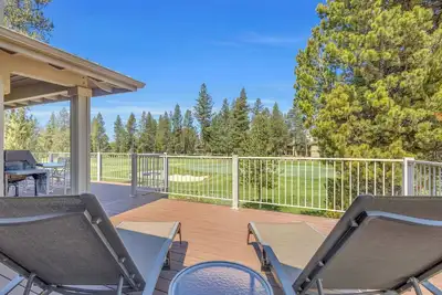 Image de On the Meadows golf course, amazing views, pet friendly, private hot tub, 10 Sharc passes for 2026, Ac, great location to the Village at Sunriver