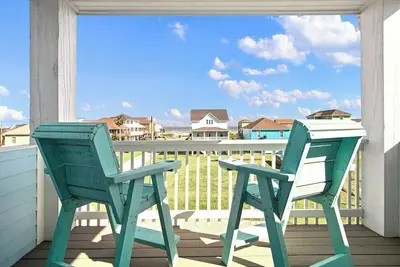 Image de Sunset Paradise: Projector w\/ Hot Tub & Tiki Bar