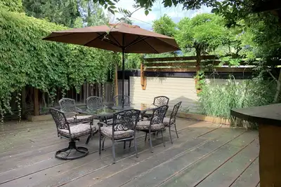 Image de Bright Cozy Garden Level Suite with private access