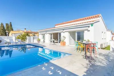 Image de Maison de vacances privée avec Wifi, piscine privée, climatisation, Tv, patio, parking
