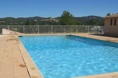 Image de Appartement avec climatisation, Wifi, piscine, Tv, patio, animaux admis, vue panoramique, parking