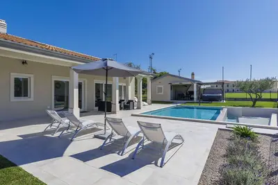 Image de Maison de vacances privée avec climatisation, piscine privée, bain à remous, Wifi, Tv, terrasse