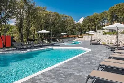 Image de Appartement avec bain Ă remous, piscine, climatisation, Wifi, Tv, terrasse