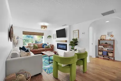 Image de Wow 4 blocks to beach w/ Unique Pool! 3min walk to local coffee/shops/playground