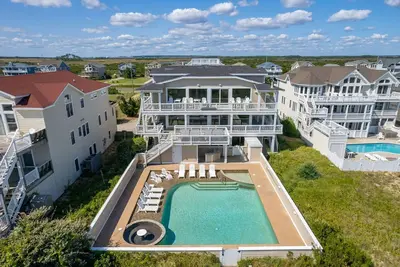 Image de Take It to the Limit: 16 Bedrooms, oceanfront, pool, elevator, hot tubs, rec room, theater room!