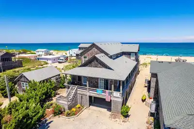 Image de Gillam Hall: Oceanfront, private walkway, tons of space and beautiful beaches.