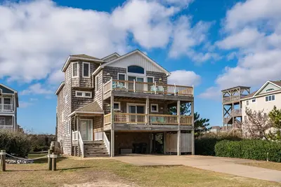 Image de Moonstruck: Semi-oceanfront, private pool, hot tub & beach is across the street!