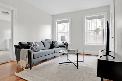 Image de Huge 2b in desirable & quiet area. Near grocery and T-stop by Blueground