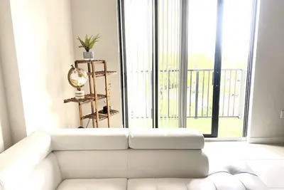 Image de Modern 2 Br condo with downtown and city views