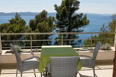 Image de Appartement d'une chambre avec la terrasse et la vue sur le mer Brela, Makarska (A-19205-a)