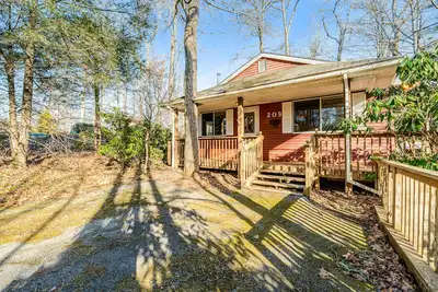 Image de Forested hideaway by golf club & slopes with scenic deck, washer\/dryer & WiFi
