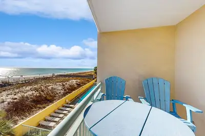 Image de Stylish beach getaway with shared pool, private balcony, gulf views & fast WiFi