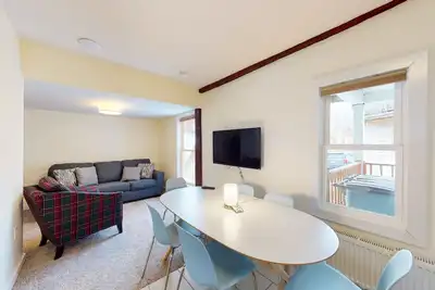 Image de Remodeled condo with free WiFi & shared W/D - ski bus pickup across street