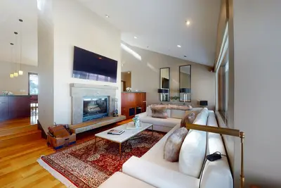 Image de Luxury home with private hot tub - mountain views, gourmet kitchen & fireplace