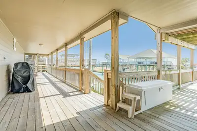 Bayfront home with private dock and huge deck - WiFi, central Ac and private W\/D