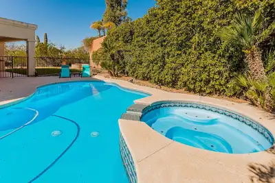 Image de Dog-friendly golf course home with pool, spa, pool table, WiFi & Peloton