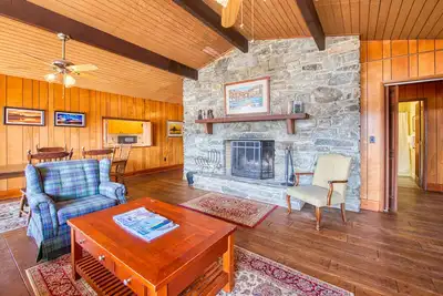 Image de Wonderful Lakefront Gem W/ Water Views, Free WiFi, Furnished Deck & More