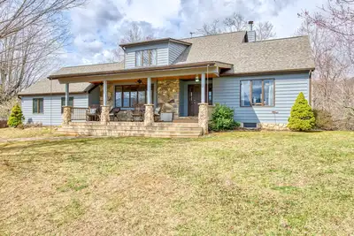 Image de Wholesome retreat near the lake & town with patio & full kitchen