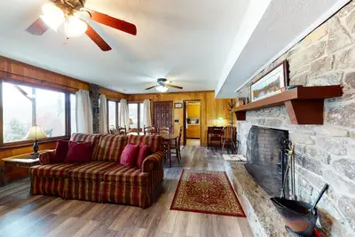 Image de Casual Lake View Escape with a Wood Fireplace, Free WiFi, & a Full Kitchen