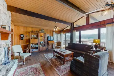 Image de Sunlit Top-Floor Getaway with a Lake View, Full Kitchen, & Furnished Balcony