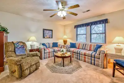 Image de Lower-level lake retreat with mountain views, pool, central Ac, deck, grill