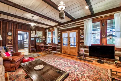 Image de Snowbird-friendly house near golf with pool, mountain view, gas grill, & deck