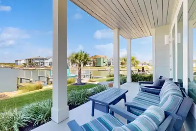 Image de Luxury corner condo with central Ac and pool & firepit access