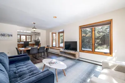 Image de Spacious Th/Walk to Town/Near Bus in Quiet Area+ Garage-Grill-W/D-Pets Ok-Rent as 5bd/4ba w/other Th