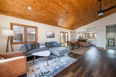 Image de Walk to Town/Near Bus Spacious Th w/Mtn Views in Quiet Neighborhood-Garage-Grill-Deck-W/D-DogsOK
