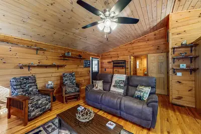 Image de mountain cabin with deck, sunroom, grill, fireplace, arcade, & wifi - dogs ok