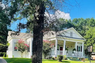Image de Historic home near Military Base/Colleges & 10 min to La Boardwalk/sleeps 16-18.
