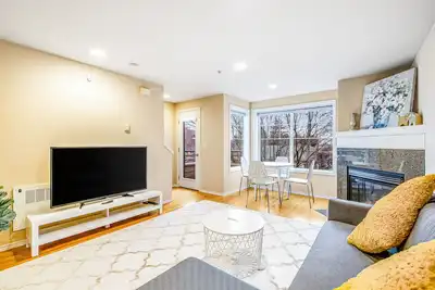Image de Corner Townhome with Deck, Tons of Natural Light, WiFi, & Gas Fireplace