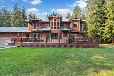 Image de Expansive Riverfront Lodge with Dock, Game Room, Bar, & Spacious Deck