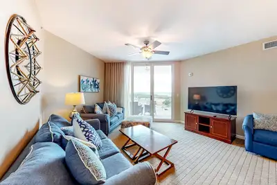 Image de Stunning  8th -Floor Retreat: Luxe Perks, Pool, Hot Tub, Wifi & Gorgeous Views!