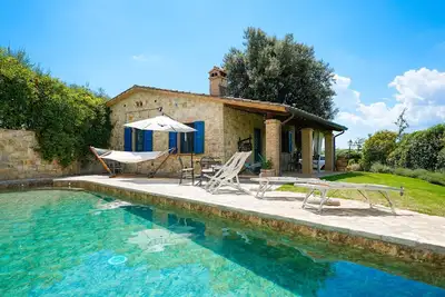 Villa for 4 guests. Private Pool. Access to the wellness center of the estate