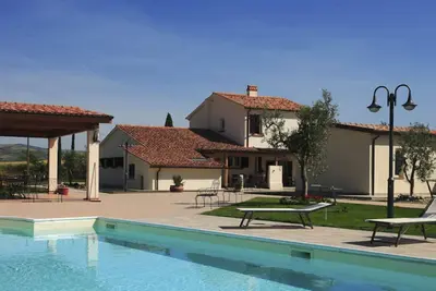 Independent farmhouse with pool ideal for groups