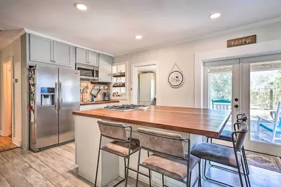 Image de Cozy North Charleston Getaway w/ Fire Pit!