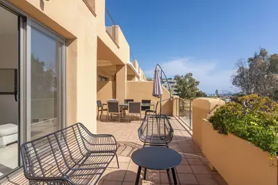 Image de \"Appartement à Estepona\", avec vue mer, Wi-Fi, piscine et balcon.