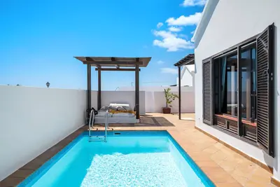 Image de Villa \"Princesa Faina\" avec vue sur la mer, piscine privée et Wi-Fi.