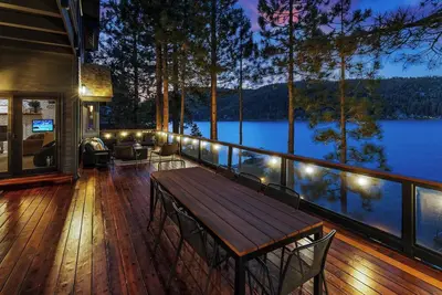 Image de Lakefront On Waterview: Only 38 Steps to the Lake! Newly Remodeled! Stunning Views! Chef's Kitchen! Indoor hot tub and Sauna!