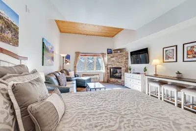 Image de Walk to Lifts: Studio w/ Hot Tub in Keystone!